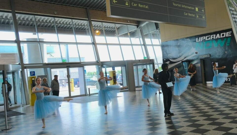 Her underholder de unge ballet-talenter i afgangshallen Her underholder de unge ballet-talenter i afgangshallen