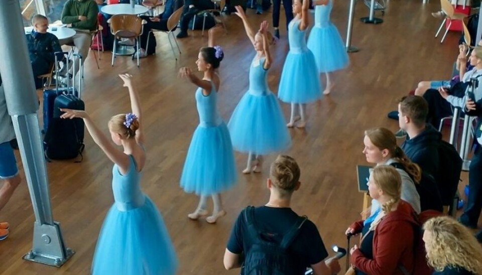 Eleverne fra Den Kongelige Balletskole er her nået helt ud til flygaten. Eleverne fra Den Kongelige Balletskole er her nået helt ud til flygaten.