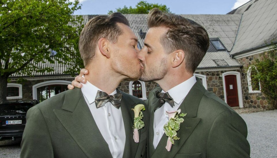 Morten og Frederik gentog lige kysset efter at have sagt ja til hinanden søndag over middag.