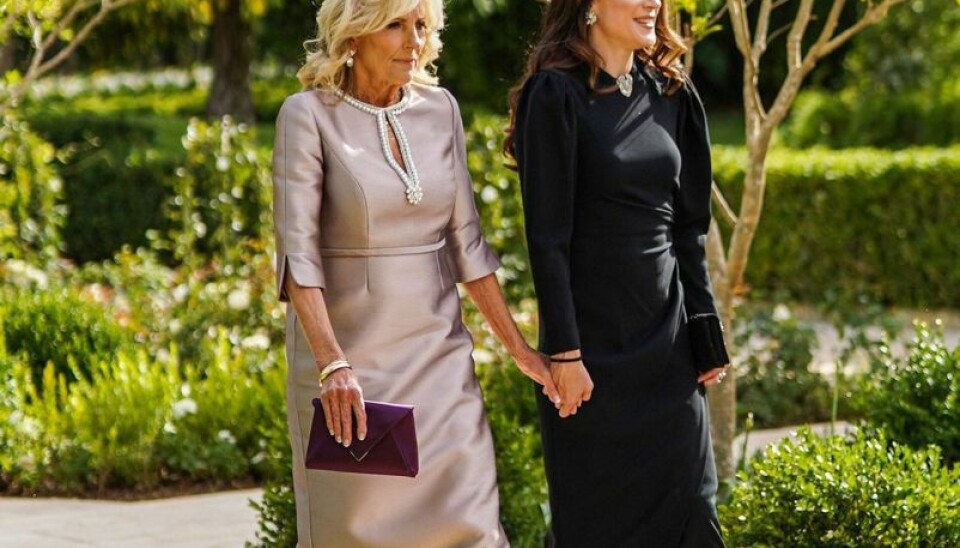 Her er det så USA's 'firstlady' Jill Biden og hendes datter Ashley, der ankommer.