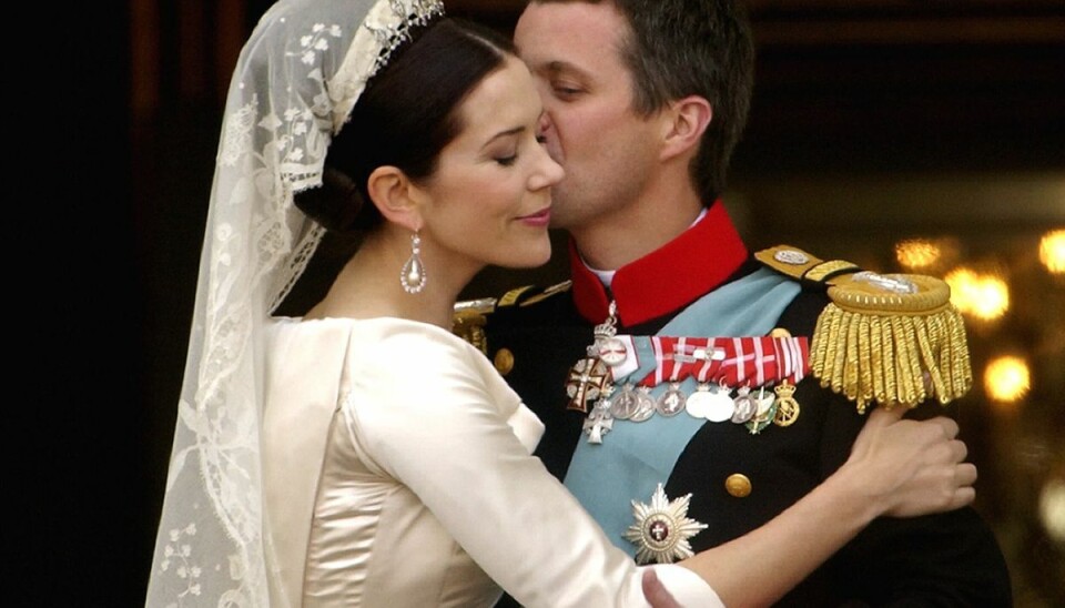 Kronprins Frederik og kronprinsesse Mary kysser hinanden på balkonen på Amalienborg Slot, efter at de er blevet viet i Vor Frue Kirke fredag den 14. maj 2004. (Arkivfoto).