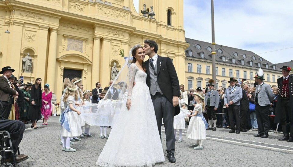 Det nygifte par ses her foran den katolske Theatiner kirke i München efter vielsen.