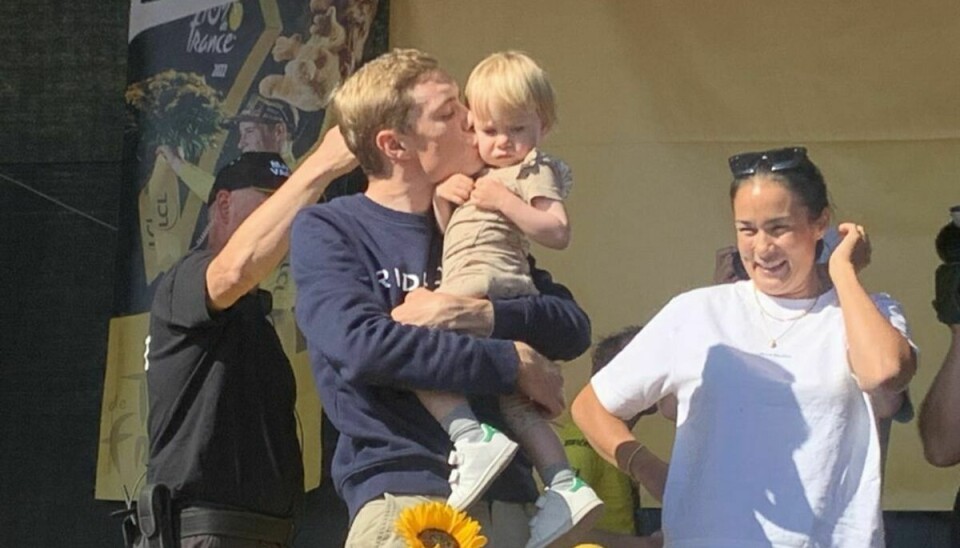 Jonas Vingegaard med sin lille datter Frida i favnen, og kæresten Trine Marie Hansen ved sin side.