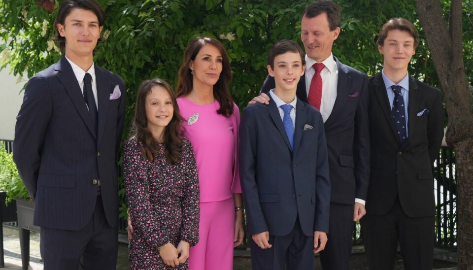 Prins Joachim kigger stolt på sin søn, som lige er blevet konfirmeret. Prins Joachim kigger stolt på sin søn, som lige er blevet konfirmeret.