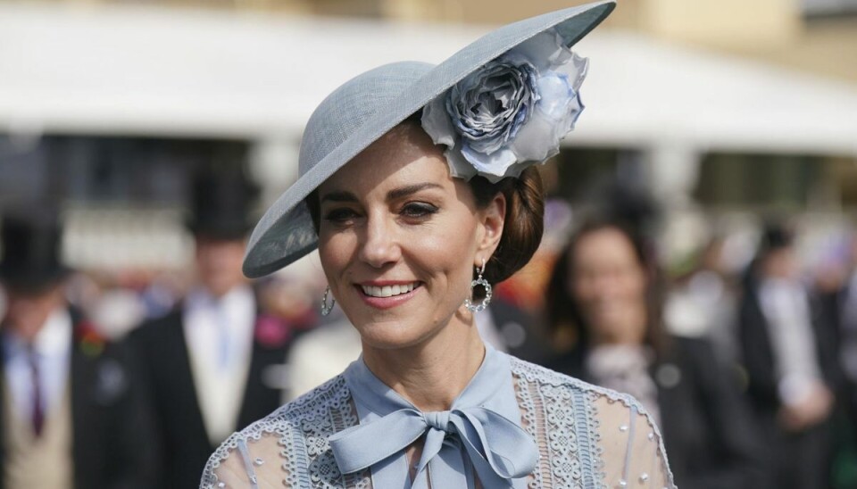 Kate er en ganske habil klaverspiller. Kate er en ganske habil klaverspiller.