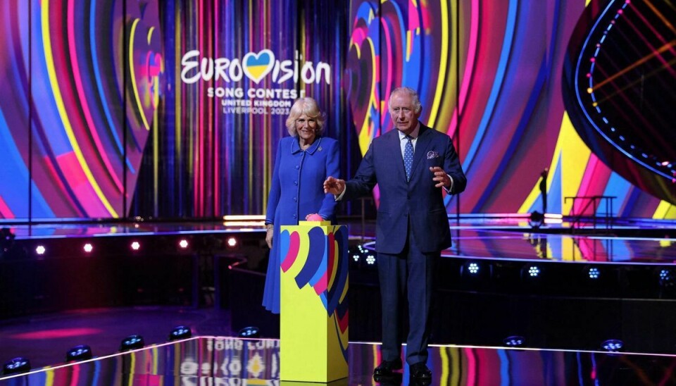 Det britiske kongehus har også inden den grande finale lørdag aften kastet glans over årets Eurovision. Kong Charles og hans hustru, dronning Camilla, afslørede scenen i Liverpool Arena i april, hvor årets Eurovision afholdes på vegne af krigshærgede Ukraine. (Arkivfoto).
