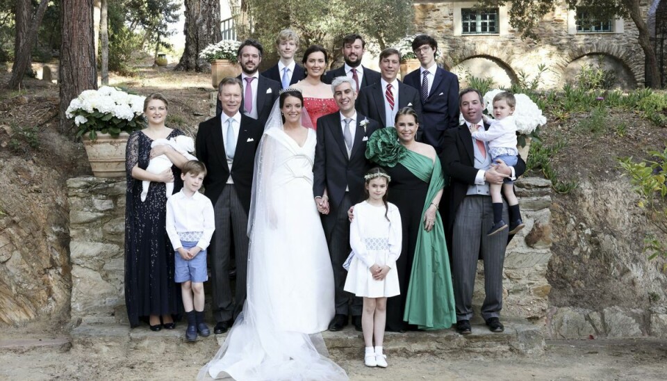 Storhertugfamilien ses her efter ceremonien i den sydfranske by Bormes-les-Mimosas.