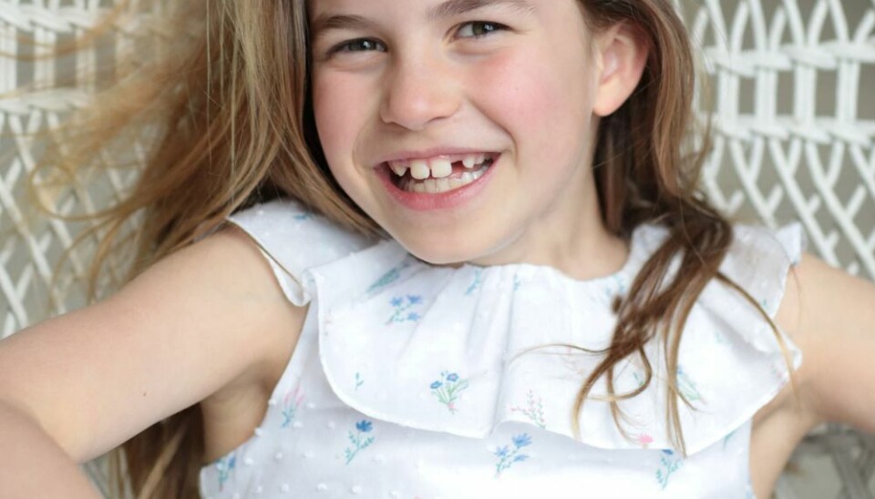 Fødselsdagspigen prinsesse Charlotte poserer for sin mor prinsesse Kate. Fødselsdagspigen prinsesse Charlotte poserer for sin mor prinsesse Kate.
