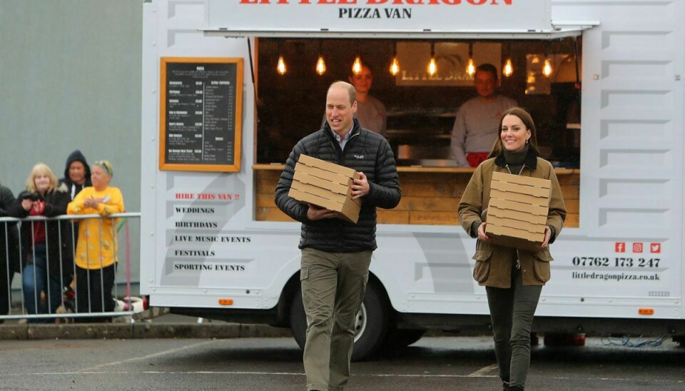 Prins William og prinsesse Kate gjorde en flok redningsfolk glade, da de delte pizza ud.