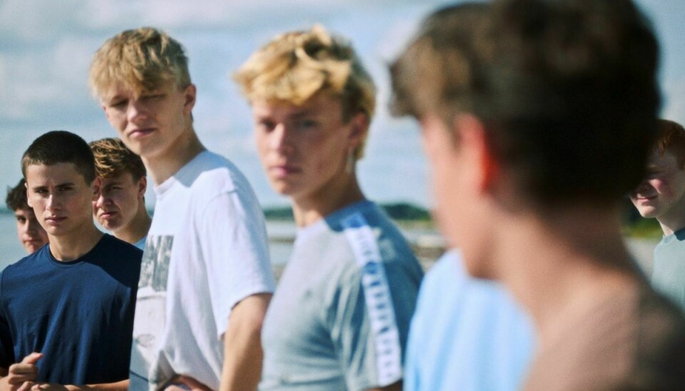 Mingus Hassing Hellemann (tredje fra venstre) spiller en af drengene i Viaplays nye serie 'En af drengene'. (PR-foto).