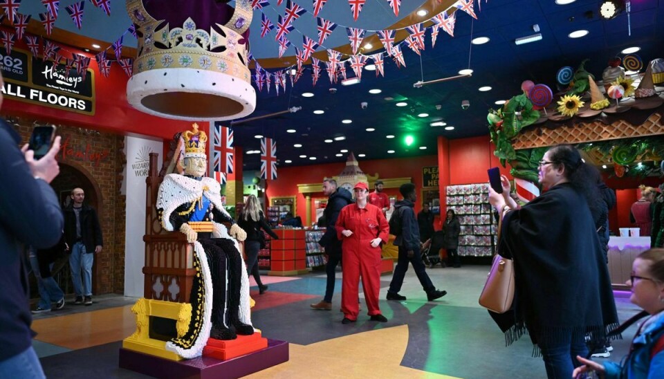 Sådan ser det ud hos den berømte legetøjsforretning Hamleys i London, der allerede har kronet kong Charles - i LEGO-klodser.