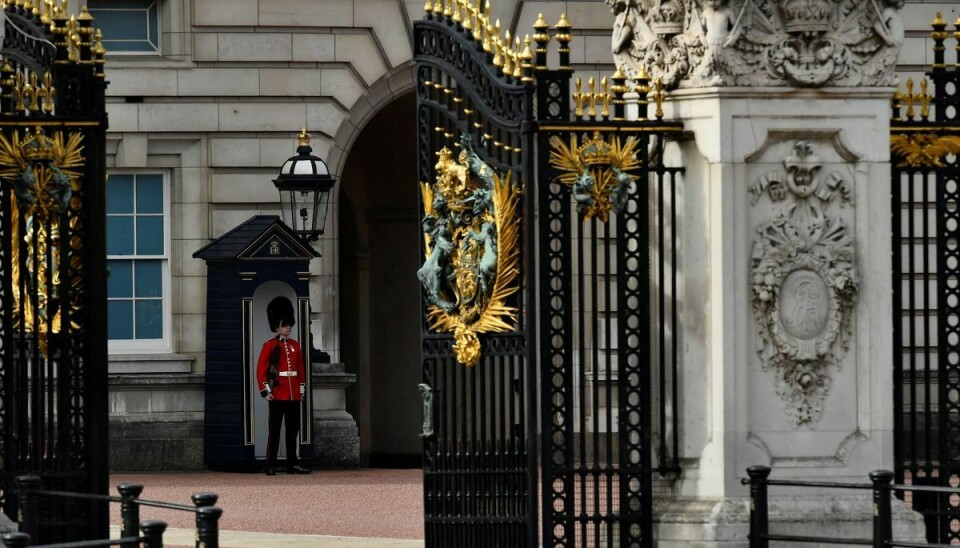 En mand blev tirsdag aften anholdt ved Buckingham Palace i London. (Arkivfoto).