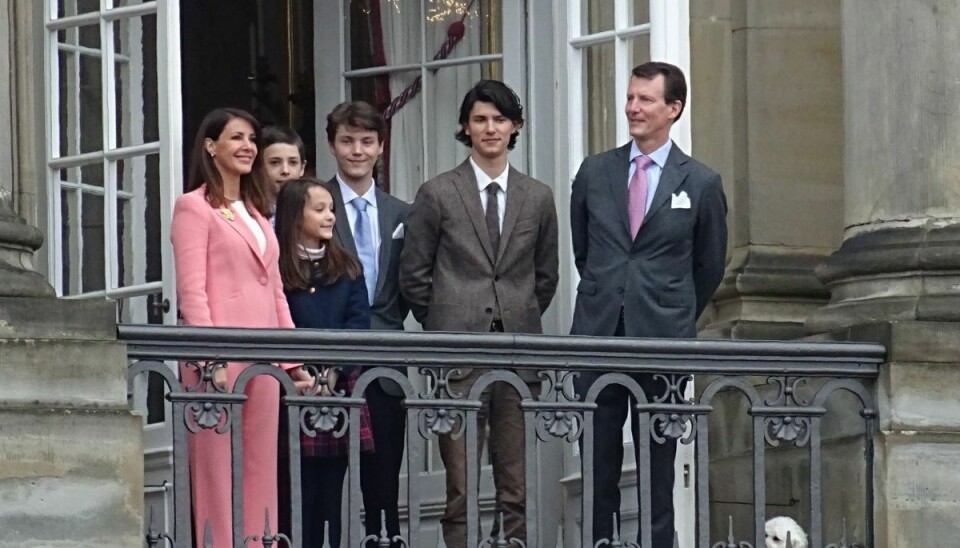 Grev Nikolai ses her sammen med sine forældre og søskende på balkonen på Amalienborg i forbindelse med dronning Margrethes 83-års fødselsdag.