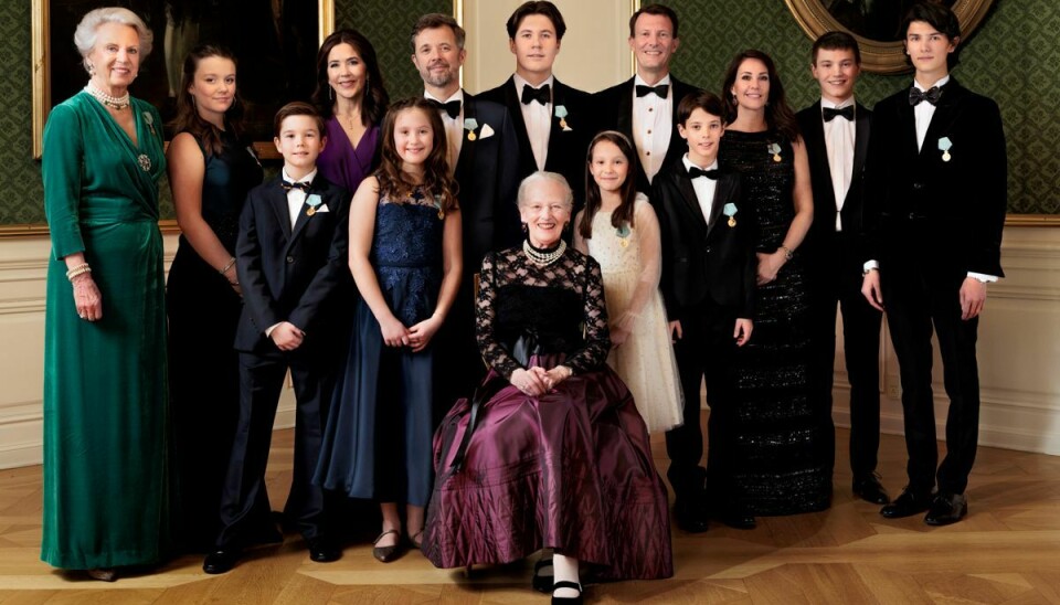 Dronning Margrethe ses her omgivet af hele sin nære familie undtaget Dronning Anne Marie. Billedet er fra majestætens 50-års regentjubilæum i januar 2022.
