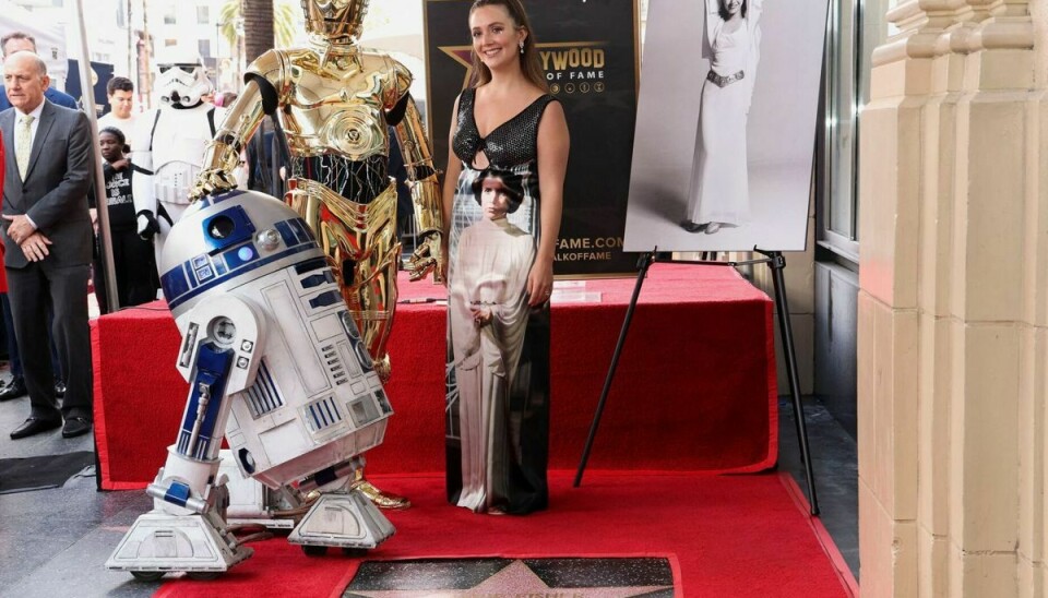 Billie Lourd poserer ved sin mors Hollywood of Fame-stjerne sammen med de to Star Wars-karaterer C-3PO og R2-D2.