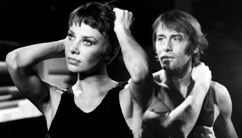 Kirsten Olesen fik sit gennembrud på de skrå brædder i titelrollen 'Elektra' på Strøghus Teatret i 1977. Her i en scene med skuespilleren Niels Alsing. (Arkivfoto).