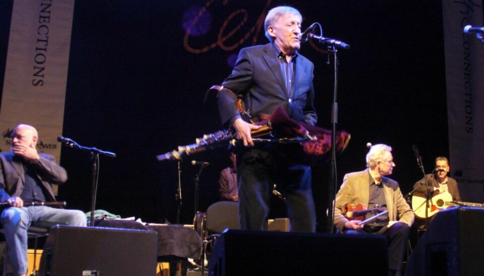 The Chieftains ses ses her med forsanger Paddy Moloney i front. Seán Keane ses som nummer to fra højre.
