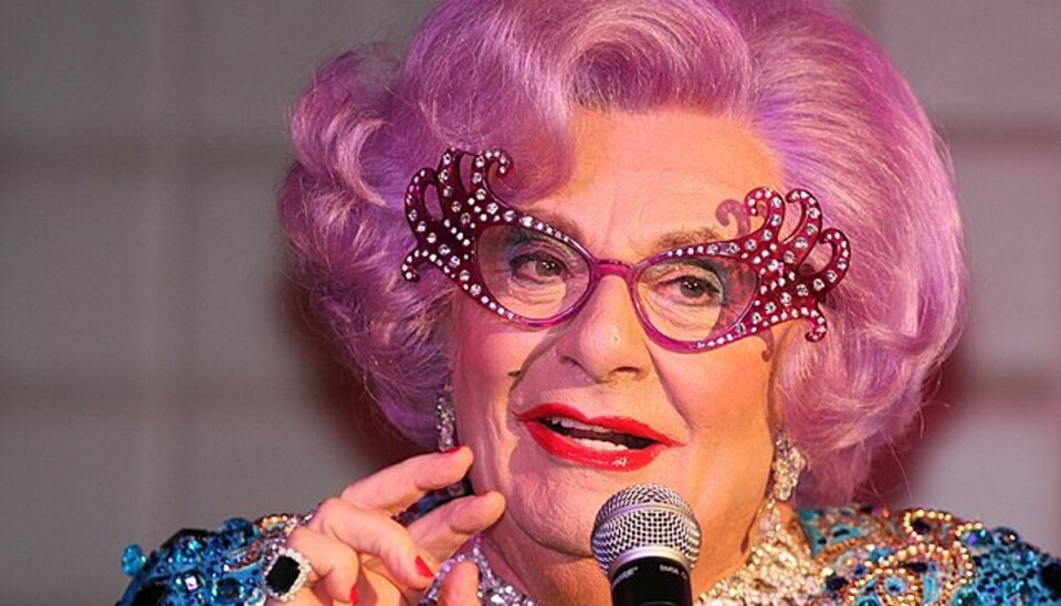 Barry Humphries, som er bedre kendt for sin drag-karakter Dame Edna, er blevet indlagt akut.