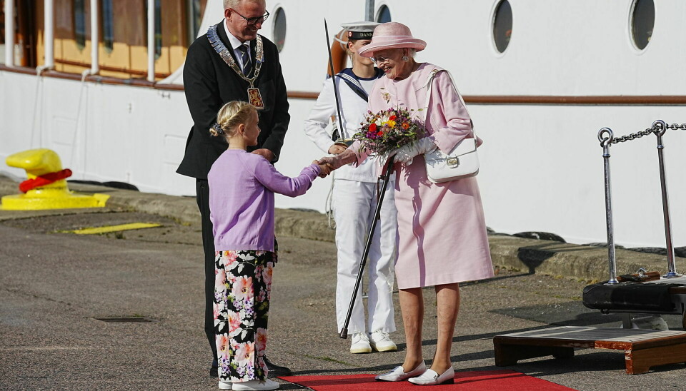 Dronningen bliver modtaget med blomster ved sin ankomst til Fredericia fredag den 1. september