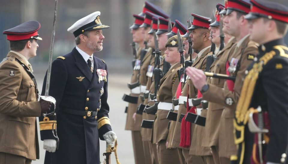Kronprins Frederik ses her ved paraden lørdag, hvor han også overrakte en ny fane på vegne af dronning Margrethe til The Princess of Wales’ Royal Regiment.