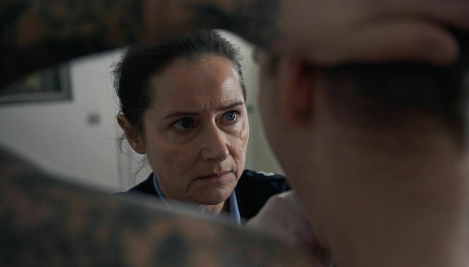 Sidse Babett Knudsen som fængselsbetjenten Eva i 'Vogter', der beskrives som en tankevækkende fortælling om tilgivelse og hævn samt kærlighed og retfærdighed. (PR-foto).