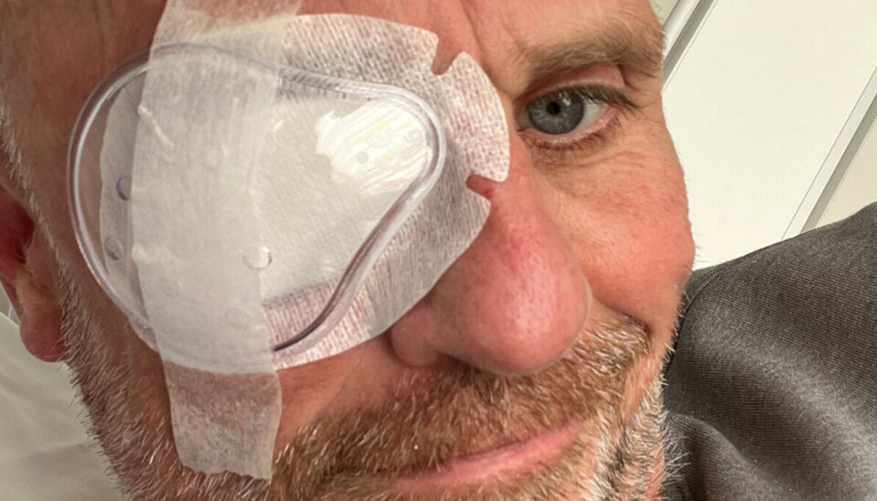 Først var det hoften. Nu er det øjet, som plager manden med den skarpe pen og tunge. Først var det hoften. Nu er det øjet, som plager manden med den skarpe pen og tunge.