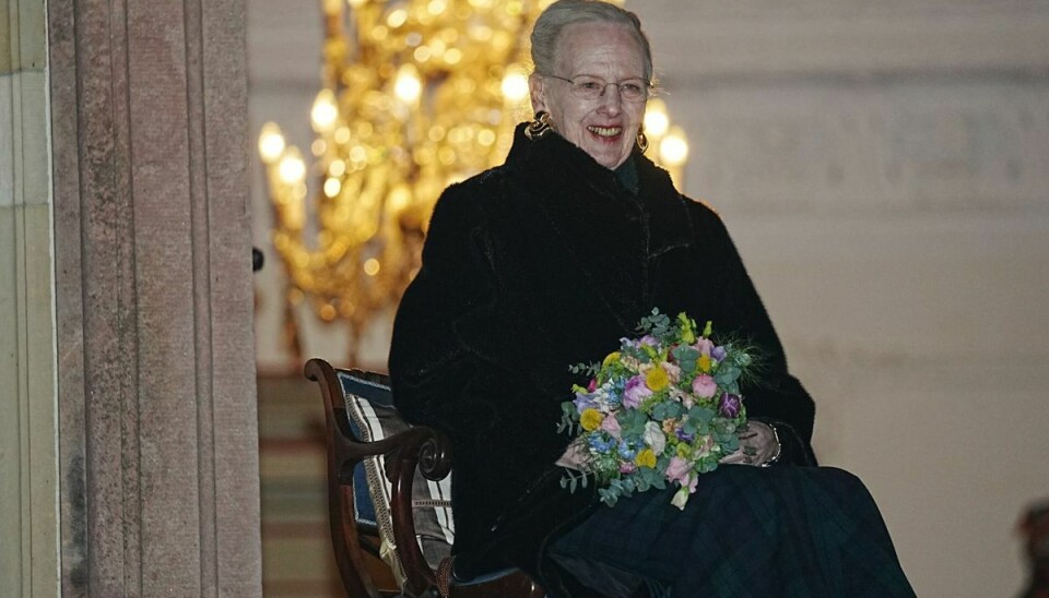 Dronning Margrethe har stok med, da hun onsdag aften for første gang viser sig offentlig siden sin rygoperation i februar. Hun modtager Fredensborg bys fakkeltog i Indre Slotsgård på Fredensborg Slot. Fakkeloptoget har været en tradition siden 1988.