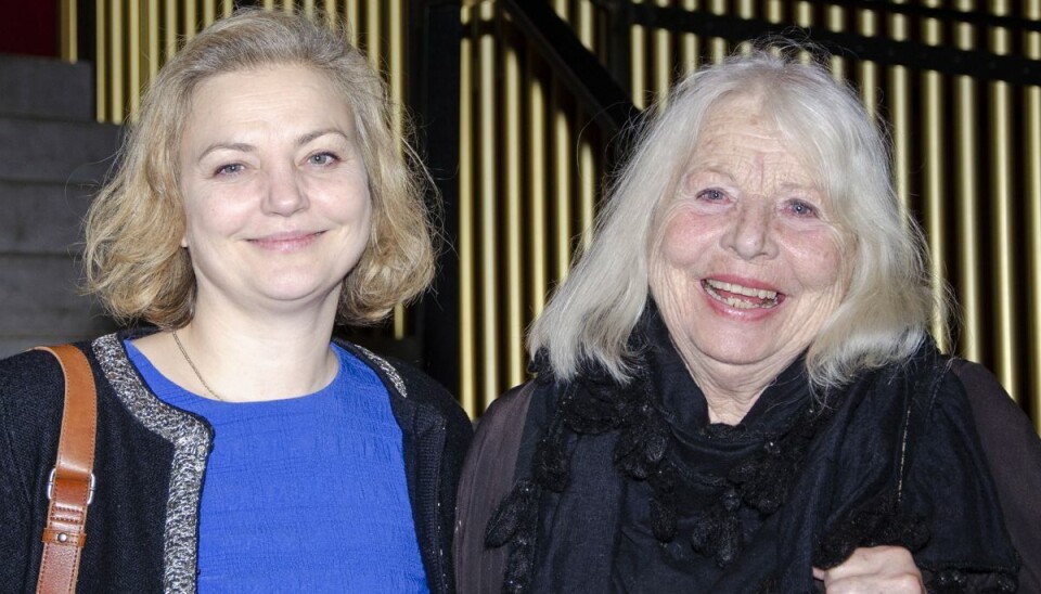 Laura Bro fortalte om sønnens fodboldkarriere sammen med sin skuespillermor, Helle Hertz, 79 ved premieren for nylig på ’The Humans’ i Folketeatret. Laura Bro fortalte om sønnens fodboldkarriere sammen med sin skuespillermor, Helle Hertz, 79 ved premieren for nylig på ’The Humans’ i Folketeatret.