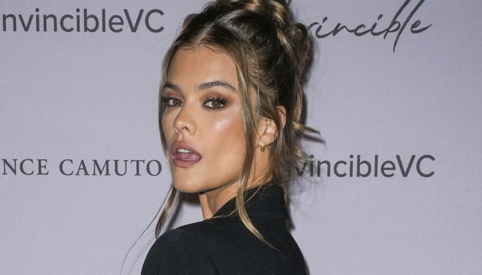 Nina Agdal bor i USA og besøger Danmark cirka en gang om året. - Jeg tager hjem for at se min familie. Så når jeg er der, er jeg dedikeret til at bruge kvalitetstid med dem. Jeg er også dedikeret til at spise hotdogs, lyder det fra Nina Agda ifølge mediet The Daily Front Row. (Arkivfoto). Nina Agdal bor i USA og besøger Danmark cirka en gang om året. - Jeg tager hjem for at se min familie. Så når jeg er der, er jeg dedikeret til at bruge kvalitetstid med dem. Jeg er også dedikeret til at spise hotdogs, lyder det fra Nina Agda ifølge mediet The Daily Front Row. (Arkivfoto).
