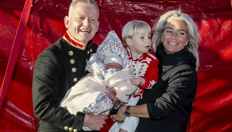 Bubber og Signe Rossing med deres fælles barn Alfred, tre, i fin cirkusuniform og den få uger gamle datter på armen.