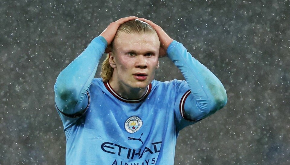 Erling Haaland var ikke det bedste forbillede med mobilen i hånden bag rattet. Erling Haaland var ikke det bedste forbillede med mobilen i hånden bag rattet.