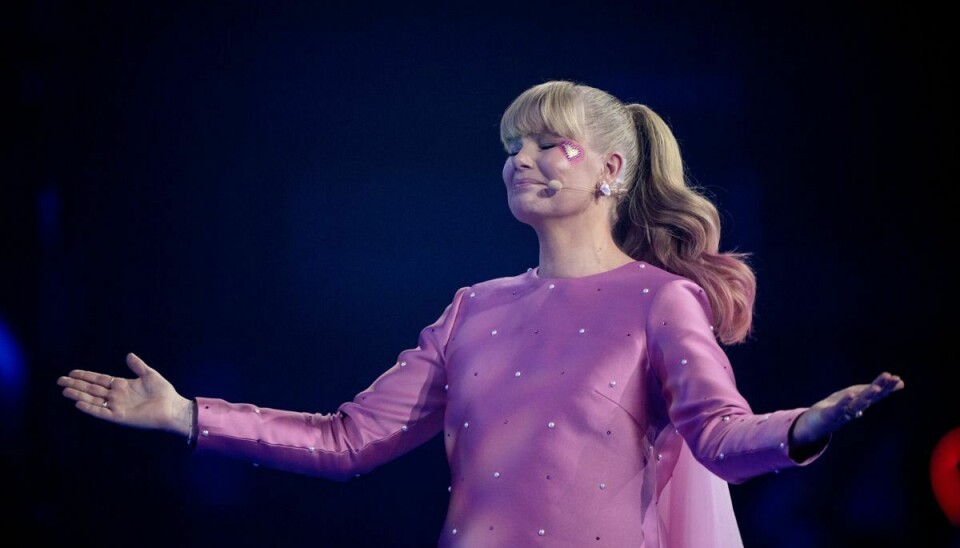 Vært Sofie Linde får sunget afskedssang under X Factor-finalen i Arena Randers.