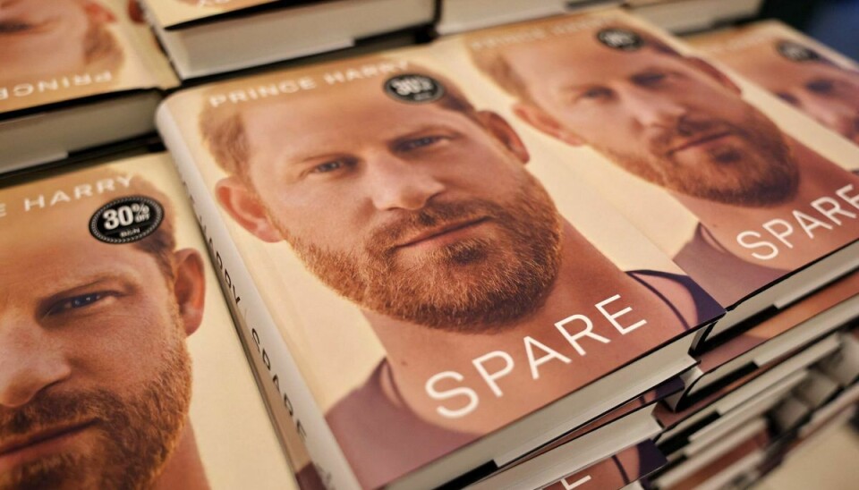 Erindringsbogen 'Spare', på dansk 'Reserven', som er skrevet af prins Harry, udkom tirsdag i danske og internationale boghandlere.