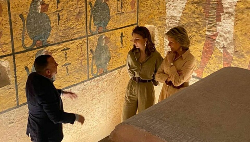 Kronprinsesse Elisabeth og dronning Mathilde ses her under deres besøg i Tutankhamons grav.