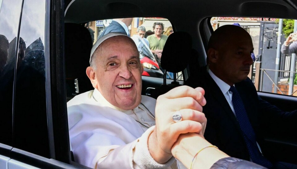 Pave Frans smilede og lavede sjov med nogle af de mennesker, der var samlet ved Gemelli-hospitalet i Rom, da han lørdag formiddag blev udskrevet efter tre dages behandling for bronkitis.