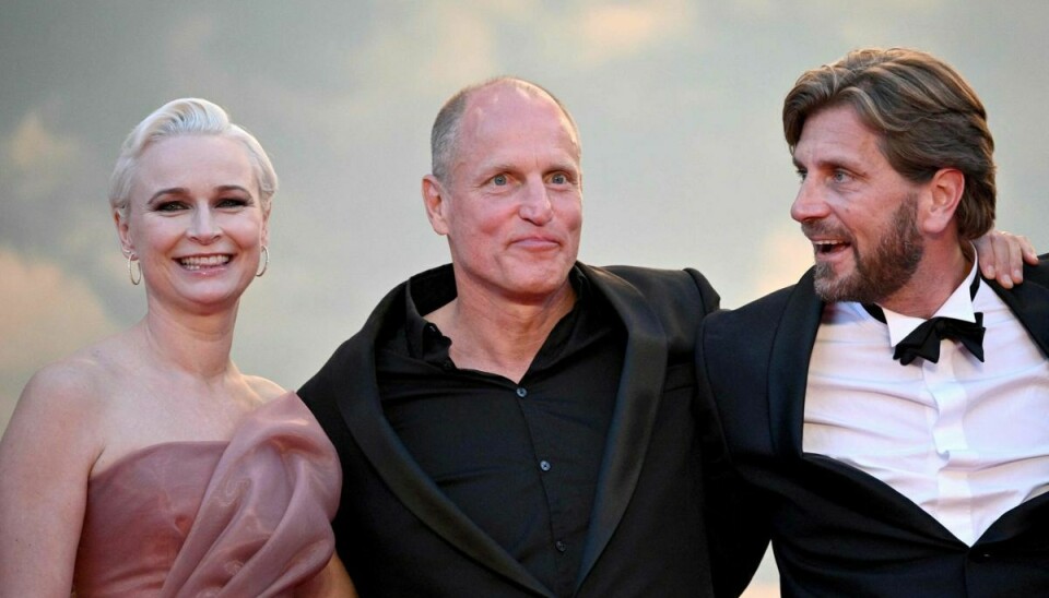 Vicki Berlin spiller blandt andre sammen med hollywoodstjernen Woody Harrelson i filmen. Her ses de sammen med instruktør Ruben Östlund, da filmen havde premiere ved filmfestivalen i Cannes, hvor den vandt Guldpalmen.