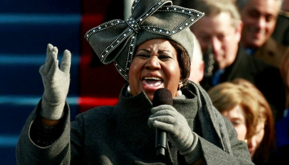 Aretha Franklin ses her underholde ved indsættelsen af Barack Obama som USA's præsident i 2009.