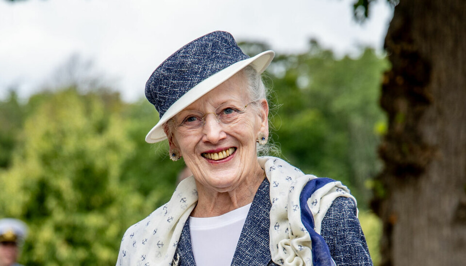 Dronning Margrethe kommer i godt selskab ved gallapremieren på filmen 'Ehrengaard'. Me sig har hun nemlig både kronprinsesse Mary og grev Felix