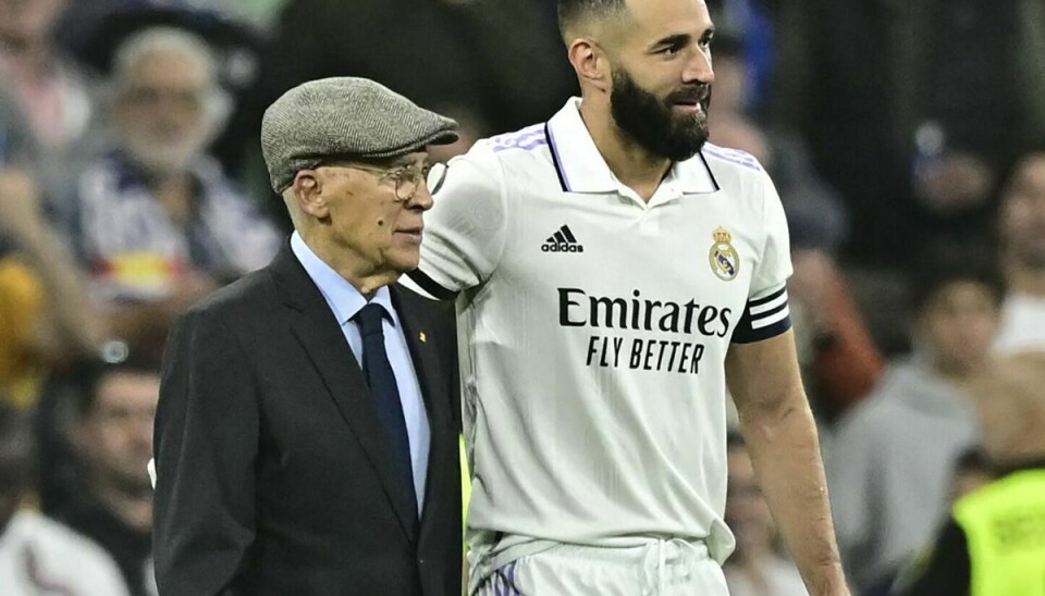Amancio Amaro ses her med Real Madrids franske stjerne Karim Benzema på Santiago Bernabeu i Madrid den 6. oktober sidste år.