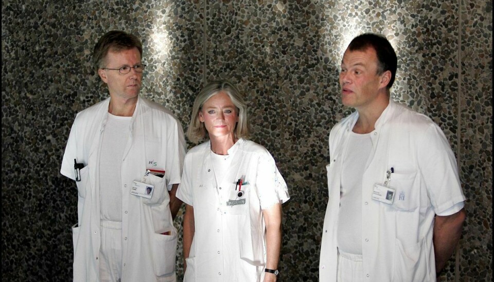 Fødselslægen Morten Hedegaard (til højre i billedet) er død. Her taler han efter prins Christians fødsel.