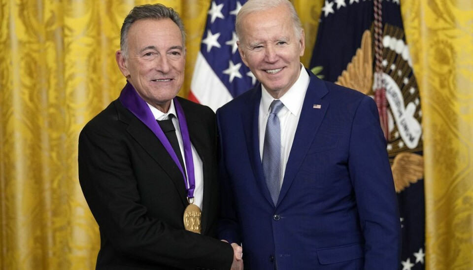 Joe Biden og Bruce 'The Boss' Springstten under tirsdagens prisuddeleing i Det Hvide Hus.