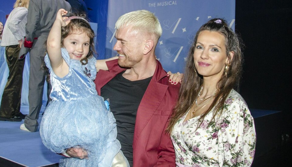 Ankerstjerne til pressemøde med ’Askepot The Musical’ sammen med den fireårige datter Leona og skuespillerhustruen, Lise Kofoed.