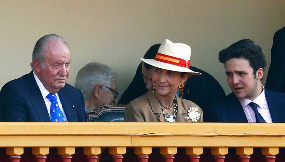 Prins Froilán (th) ses her sammen med sin mor, prinsesse Elena, og sin morfar, ekskong Juan Carlos.