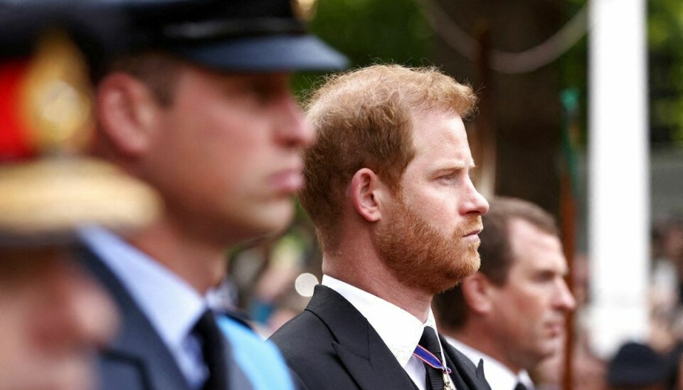 Et skænderi mellem prins William (til venstre) og prins Harry (til højre) i 2019 udviklede sig ifølge Harry fysisk. Her ses de to brødre til dronning Elizabeths begravelse i september.