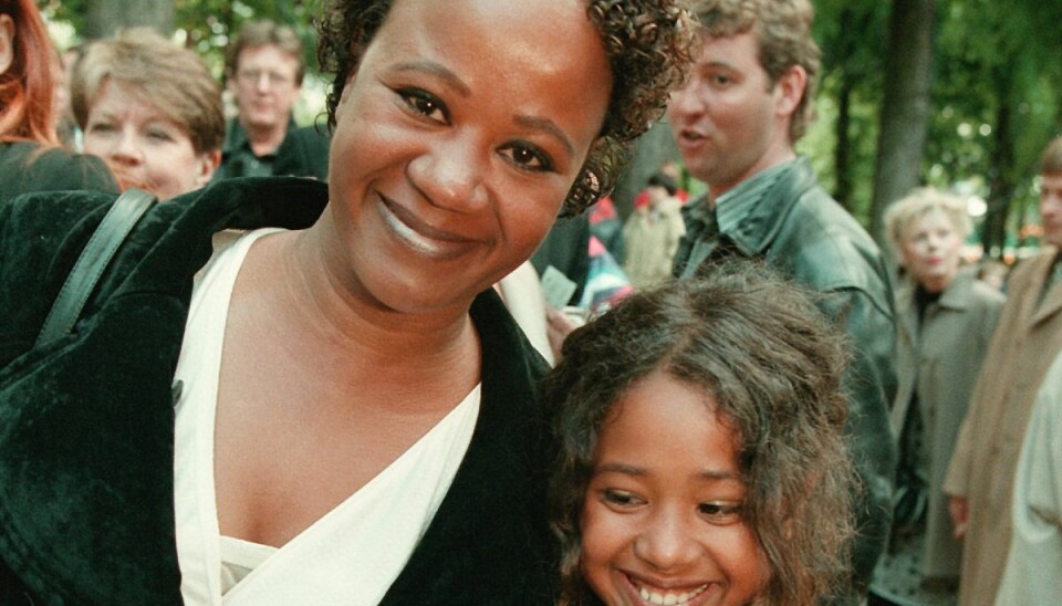 Olivia Joof Lewerissa er datter af skuespillerne Hella Joof og Runi Lewerissa. Her ses hun med sin mor i 1998 - ni år gammel. (Arkivfoto). Olivia Joof Lewerissa er datter af skuespillerne Hella Joof og Runi Lewerissa. Her ses hun med sin mor i 1998 - ni år gammel. (Arkivfoto).
