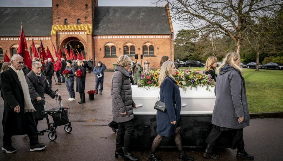 Ritt Bjerregaard blev begraves fra Vestre Kirkegårds Nordre Kapel i København. Seks kvinder bar hende ud fra kapellet.
