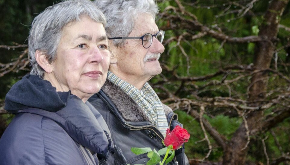 – Jeg har kendt hende i 54 år, sagde Mogens Lykketoft, 77, med fruen Mette Holm klar til at lægge en rose i graven til Ritt Bjerregaard.
