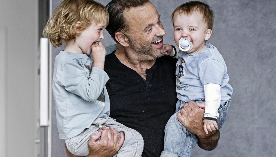 59-årige Dennis Knudsen med sine to drenge, Lucas og Noah.