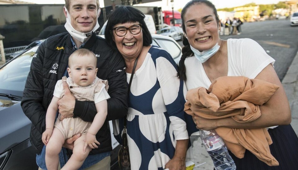 Rosa ses her sammen med sin datter og svigersøn. Og barnebarnet Frida.