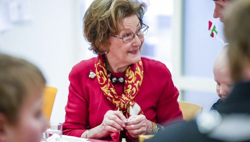 Dronning Sonja havde overskud til at drille de fremmødte journalister, der ikke var spor interesserede i hendes besøg på børne- og ungdomsklinikken. Dronning Sonja havde overskud til at drille de fremmødte journalister, der ikke var spor interesserede i hendes besøg på børne- og ungdomsklinikken.